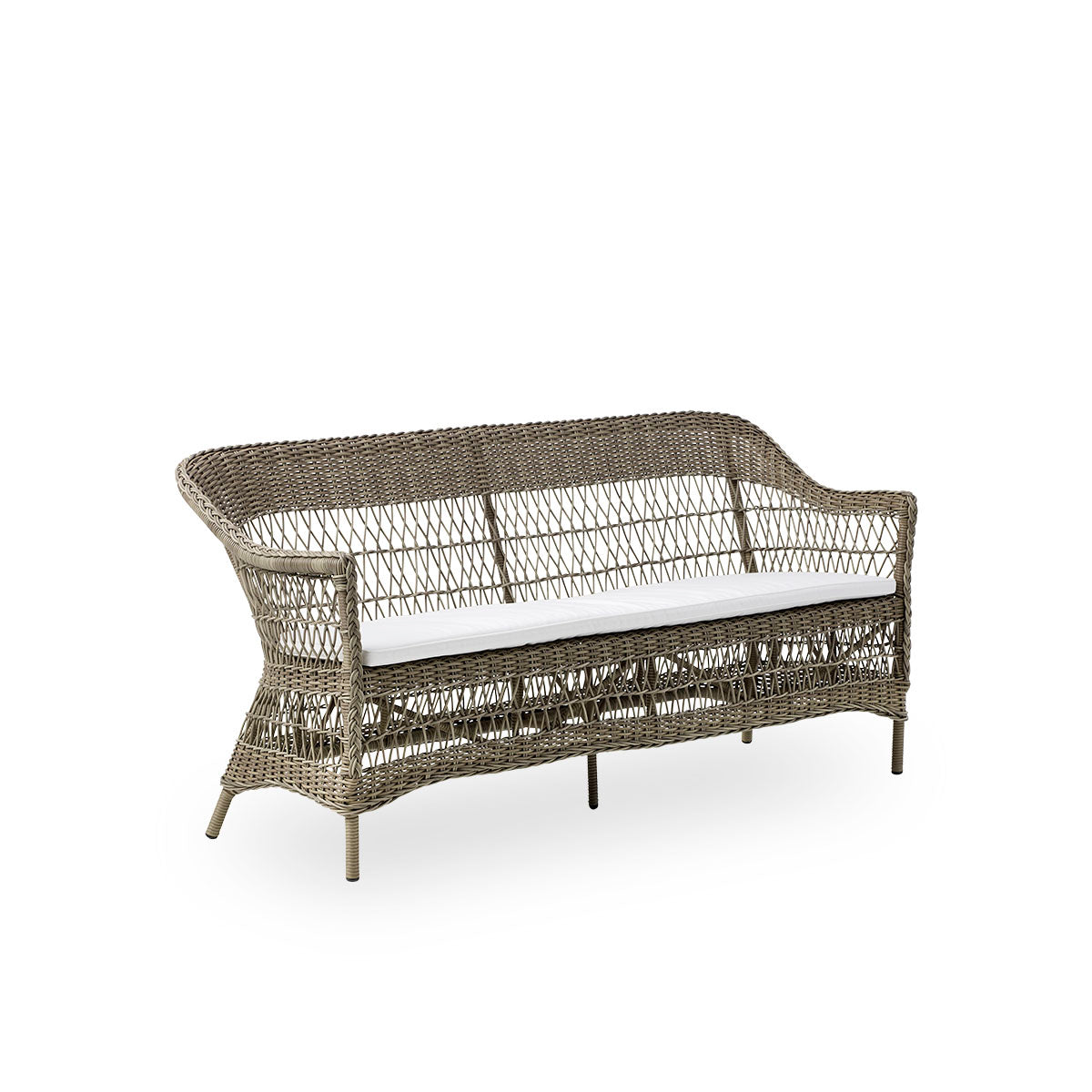 Seitenansicht des Charlot 3-Sitzer-Outdoor-Sofas in Antique Grey, ein vollständig geflochtenes Outdoor-Sofa im britischen Kolonialstil, handgefertigt aus ArtFibre auf langlebigen Aluminiumrahmen.