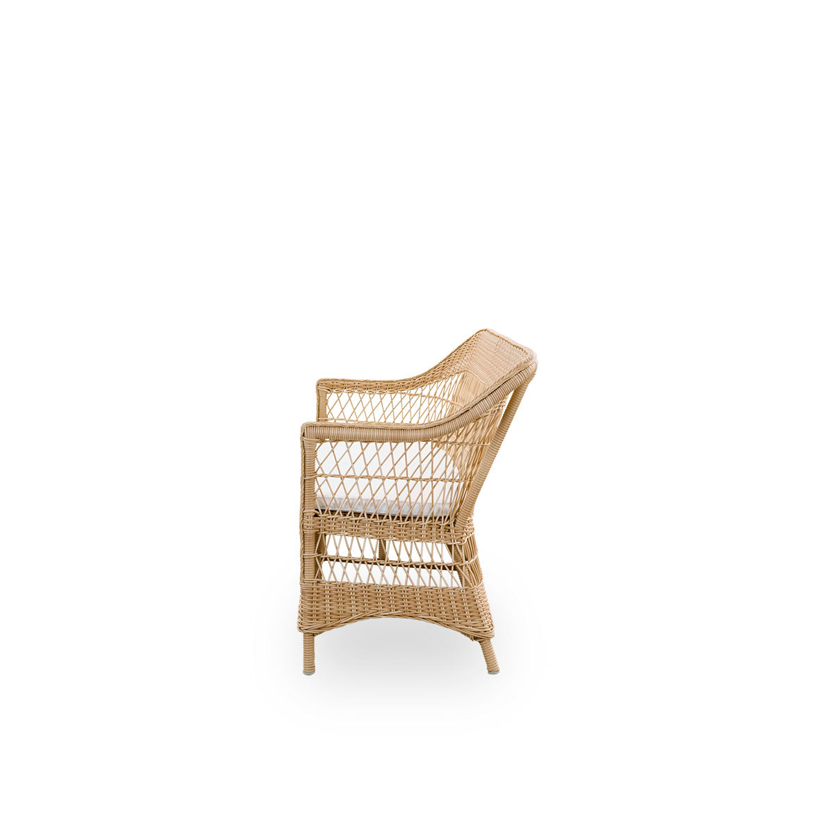 Einfache Seitenansicht des Charlot 3-Sitzer Exterior Sofas in der Farbe Natural, ein vollständig geflochtenes Outdoor-Sofa im britischen Kolonialstil, handgefertigt aus ArtFibre auf robusten Aluminiumrahmen.