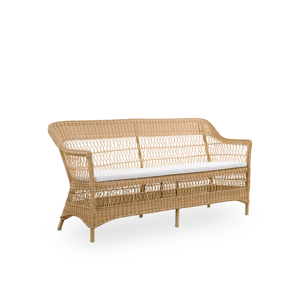 Seitenansicht des Charlot 3-Sitzer-Outdoor-Sofas in natürlicher Farbe, ein vollständig geflochtenes Outdoor-Sofa im britischen Kolonialstil, handgefertigt aus ArtFibre auf langlebigen Aluminiumrahmen.