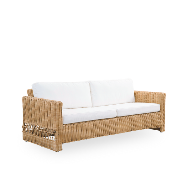 Seitenansicht des Carrie Outdoor-Sofas in der Farbe Natural. Quadratisches, robustes 3-Sitzer-Sofa mit Aluminiumrahmen, vollständig in ArtFibre geflochten.