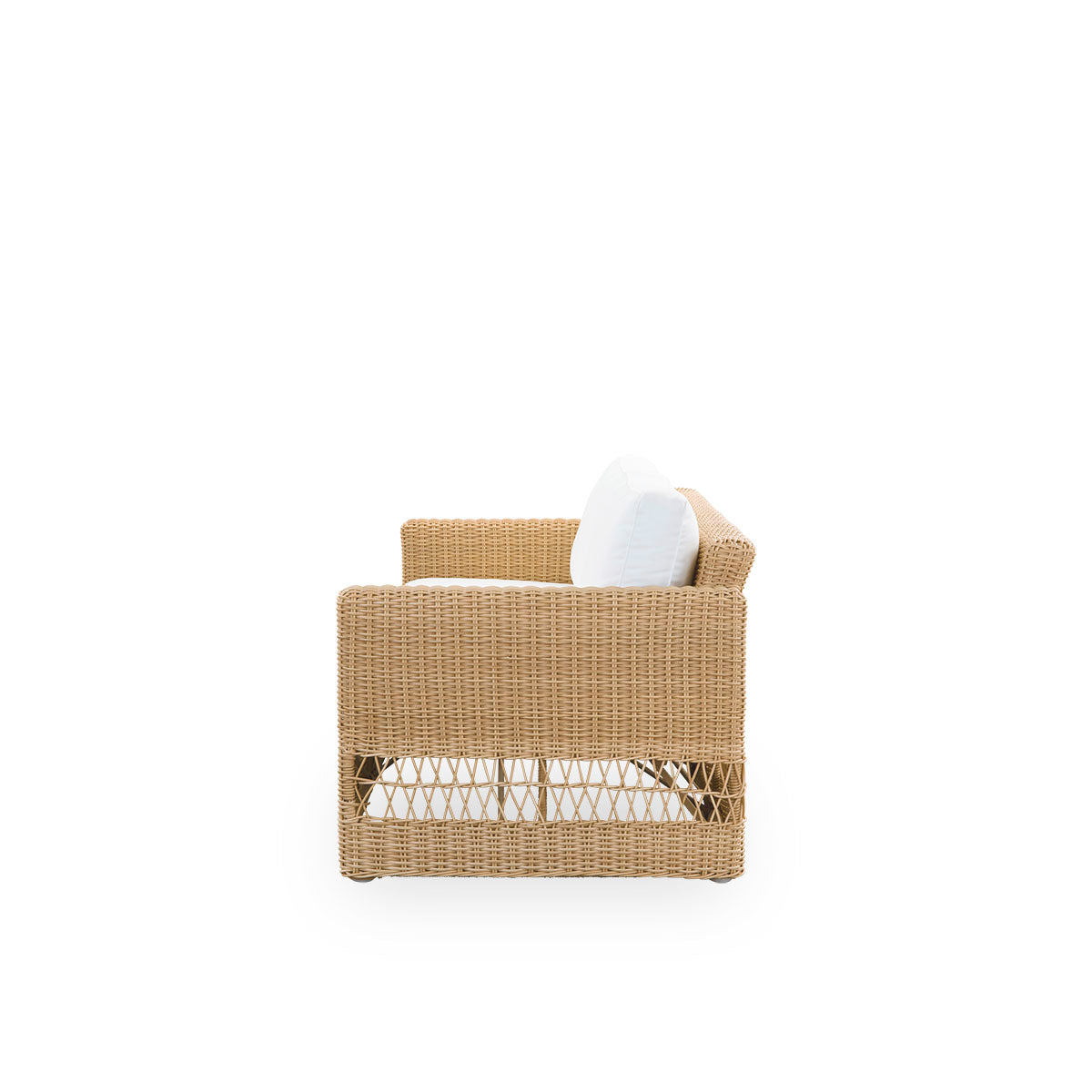 Schlichte Seitenansicht des Carrie Outdoor-Sofas in der Farbe Natural. Quadratisches, robustes 3-Sitzer-Sofa mit Aluminiumrahmen, vollständig mit ArtFibre geflochten.