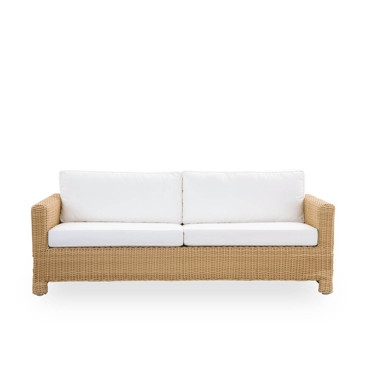 Vorderansicht des Carrie Outdoor-Sofas in der Farbe Natural. Quadratisches, robustes 3-Sitzer-Sofa mit Aluminiumrahmen, vollständig mit ArtFibre geflochten.