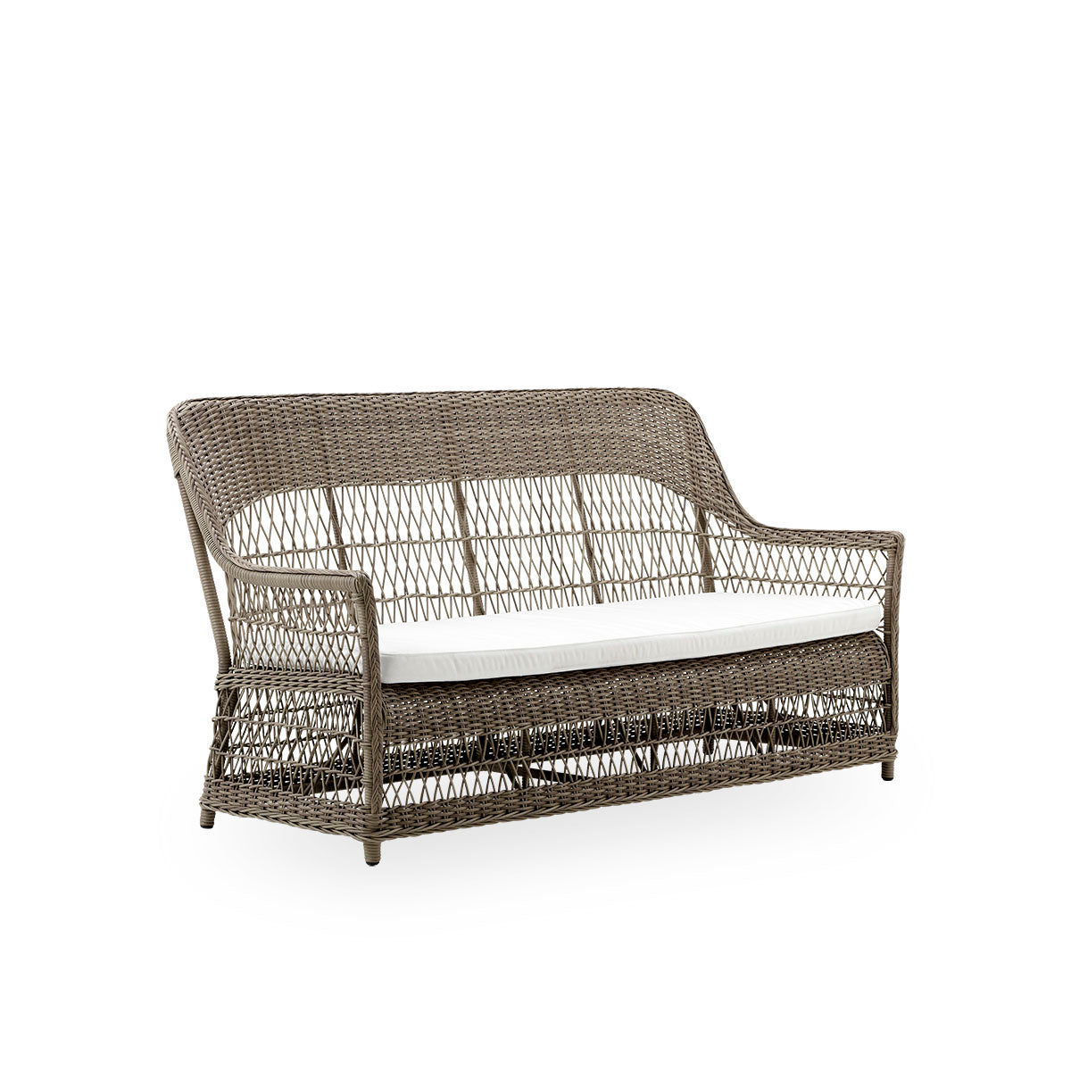 Seitenansicht des Dawn Outdoor-3-Sitzer-Sofas in Antique Grey, inspiriert vom britischen Kolonialstil. Romantisches Sofa mit Armlehne und hoher Rückenlehne. Vollständig geflochten aus ArtFibre auf handgebogenem Aluminiumrahmen.