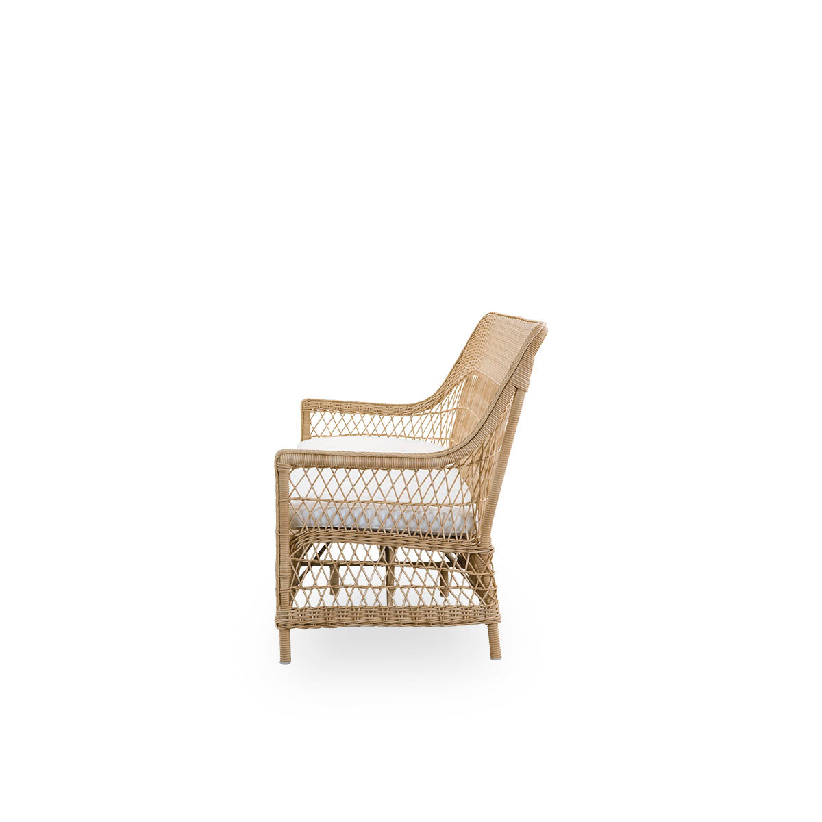 Einfache Seitenansicht des Dawn Outdoor 3-Sitzer Sofas in der Farbe Natural, inspiriert vom britischen Kolonialstil. Romantisches Sofa mit Armlehne und hoher Rückenlehne. Vollständig geflochten aus ArtFibre auf handgebogenem Aluminiumrahmen.