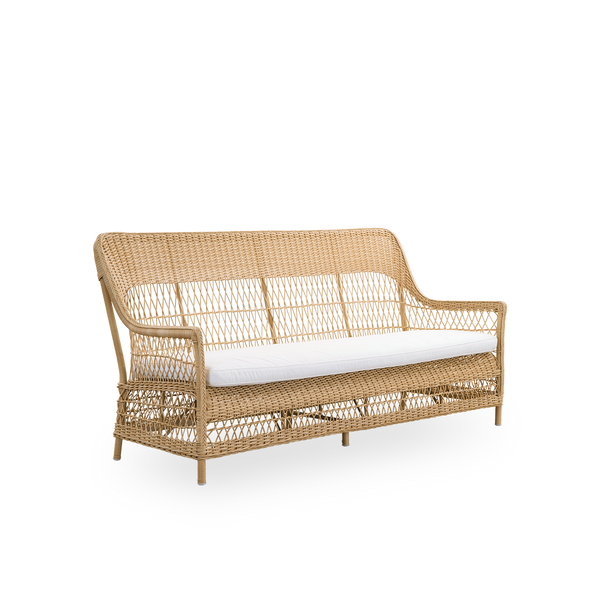 Seitenansicht des Dawn Outdoor-3-Sitzer-Sofas in Naturfarbe, inspiriert vom britischen Kolonialstil. Romantisches Sofa mit Armlehne und hoher Rückenlehne. Vollständig geflochten aus ArtFibre auf handgebogenem Aluminiumrahmen.