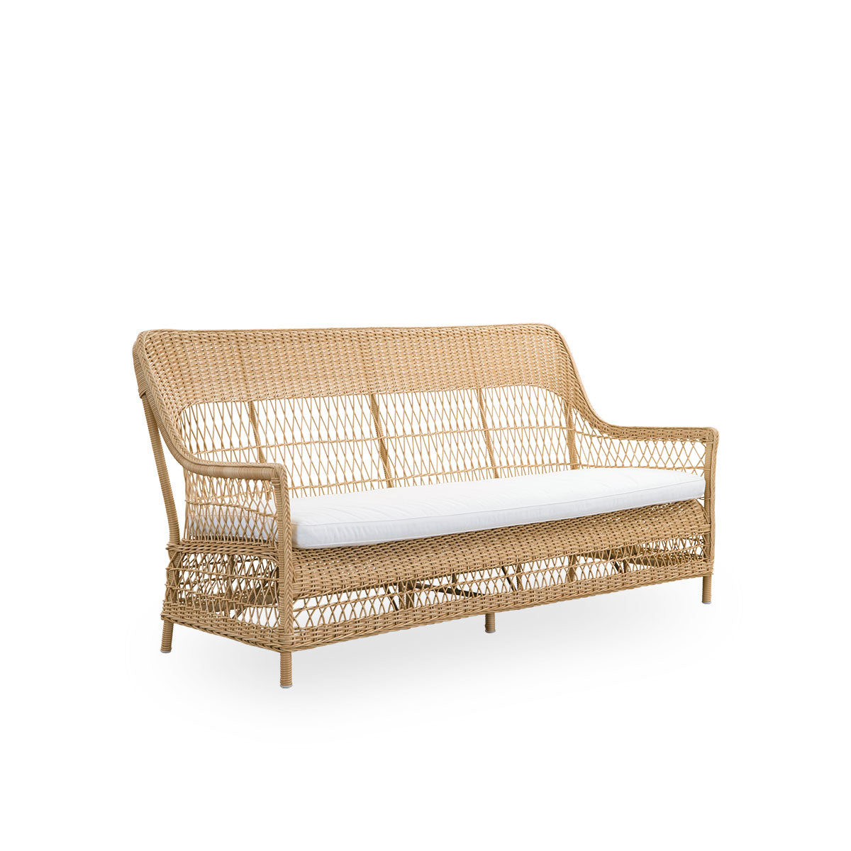 Seitenansicht des Dawn Outdoor-3-Sitzer-Sofas in Naturfarbe, inspiriert vom britischen Kolonialstil. Romantisches Sofa mit Armlehne und hoher Rückenlehne. Vollständig geflochten aus ArtFibre auf handgebogenem Aluminiumrahmen.