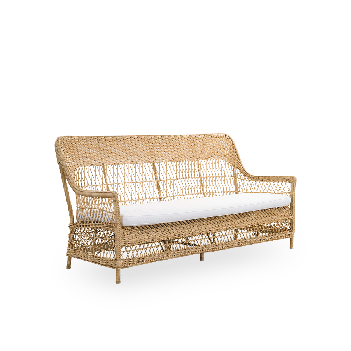 Seitenansicht des Dawn Outdoor-3-Sitzer-Sofas in Naturfarbe, inspiriert vom britischen Kolonialstil. Romantisches Sofa mit Armlehne und hoher Rückenlehne. Vollständig geflochten aus ArtFibre auf handgebogenem Aluminiumrahmen.