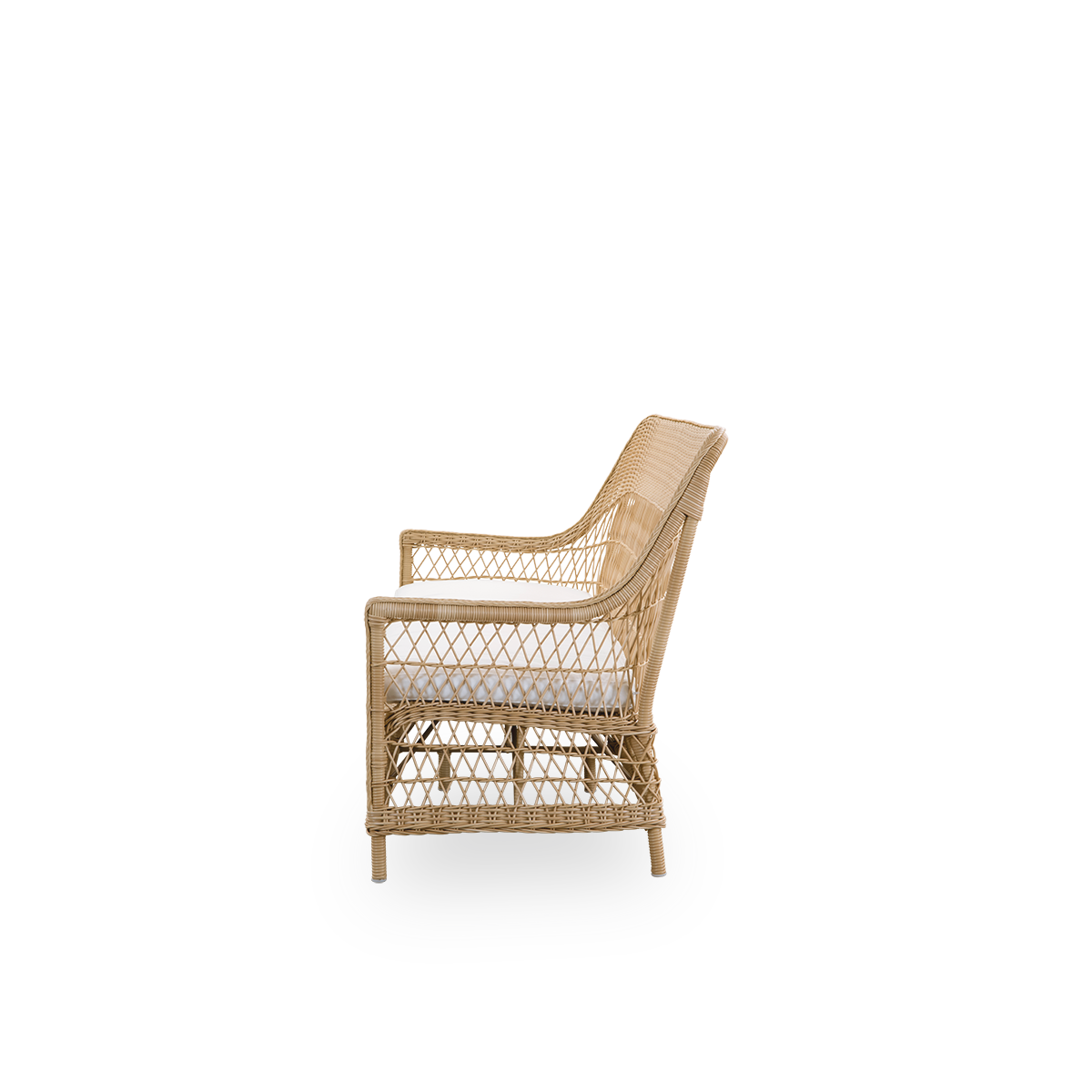 Einfache Seitenansicht des Dawn Outdoor 3-Sitzer Sofas in der Farbe Natural, inspiriert vom britischen Kolonialstil. Romantisches Sofa mit Armlehne und hoher Rückenlehne. Vollständig geflochten aus ArtFibre auf handgebogenem Aluminiumrahmen.