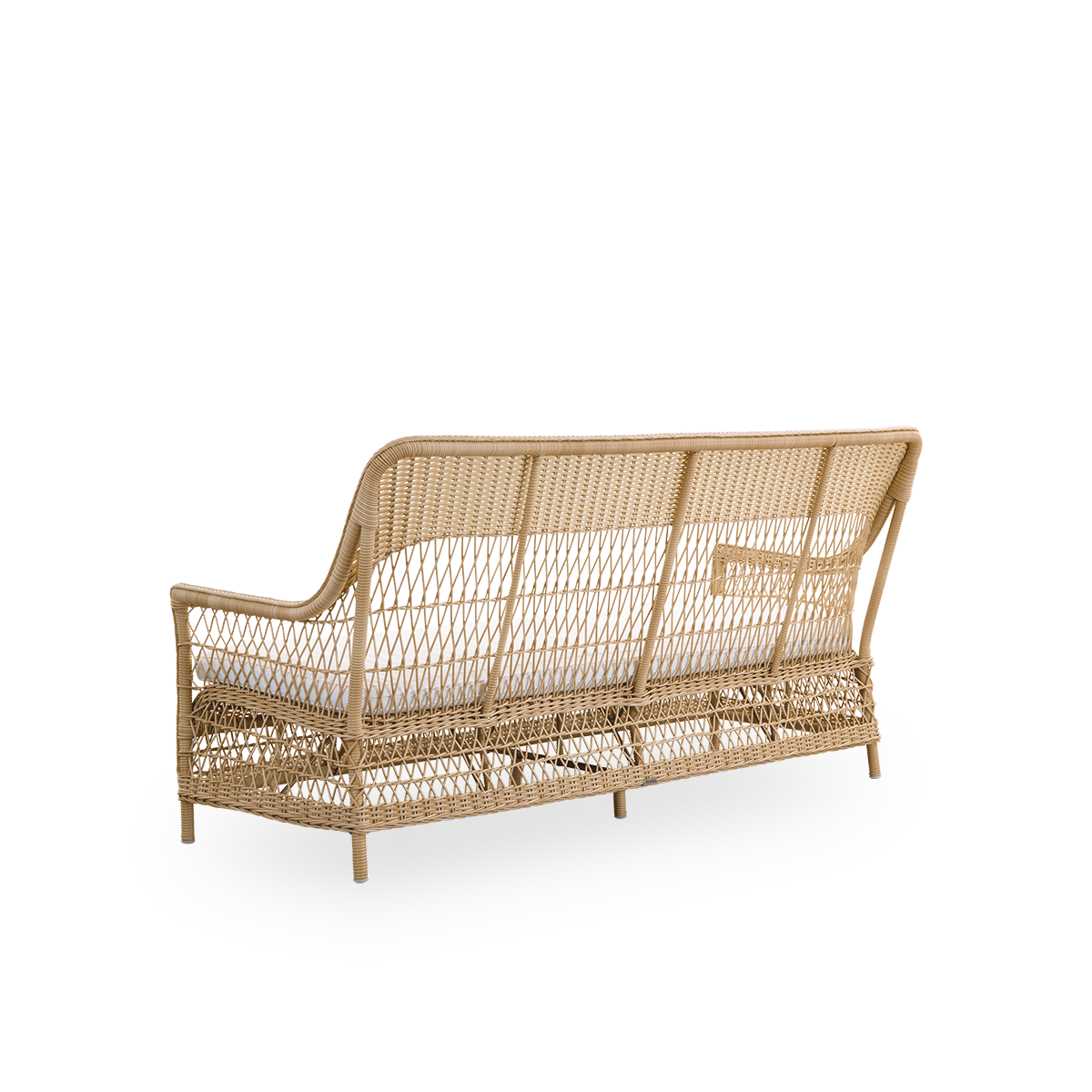 Rückansicht des Dawn-Außen-Loungesessels in der Farbe Natur, inspiriert vom britischen Kolonialstil. Romantischer Loungesessel mit Armlehnen und hoher Rückenlehne. Vollständig aus ArtFibre auf handgebogenem Aluminiumrahmen geflochten.