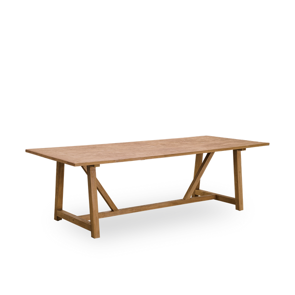Seitenansicht des Lucas Indoor-Esstisches aus patiniertem Teakholz mit rustikalem, exklusivem Aussehen in natürlicher Kastanienfarbe. Größe 240×100 cm, Platz für 8 Personen.