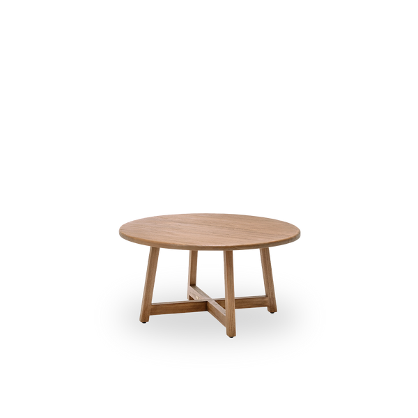 Seitenansicht des Aksel Couchtisches, Ø100 cm, aus Teakholz mit natürlicher, patinierter Oberfläche. Oberflächenbehandelt, um die natürliche Maserung hervorzuheben, mit charmant rustikaler Anmutung.