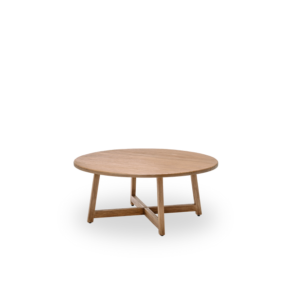 Seitenansicht des Aksel Couchtisches, Ø120 cm, aus Teakholz mit natürlicher, patinierter Oberfläche. Oberflächenbehandelt, um die natürliche Maserung hervorzuheben, mit charmant rustikaler Anmutung.
