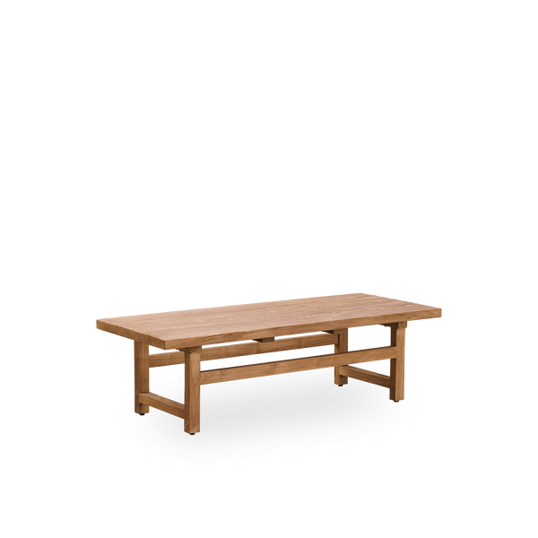 Seitenansicht des Alfred Couchtisches, 140x55 cm, gefertigt aus legalem indonesischem Holz, mit patiniertem Teak und rustikalem Finish, das das natürliche Holz und das solide Design hervorhebt.