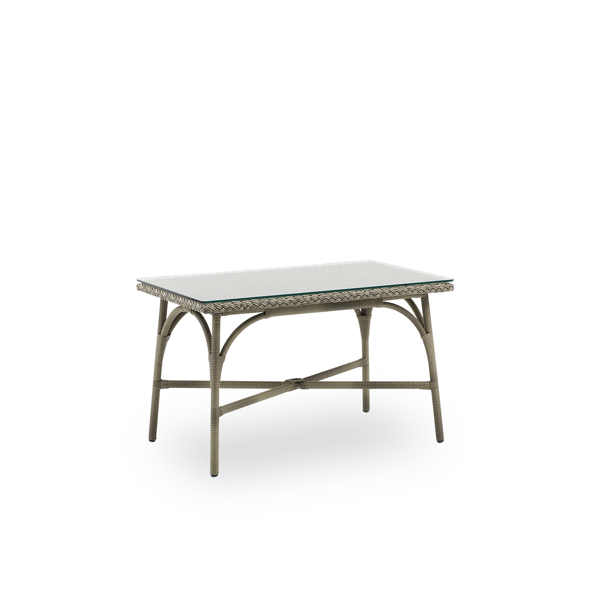 Seitenansicht des Victoria Outdoor-Couchtisches mit Glasplatte, inspiriert vom britischen Kolonialstil. Aluminiumrahmen, vollständig mit ArtFibre in Antique Grey geflochten. Größe 60x100 cm.