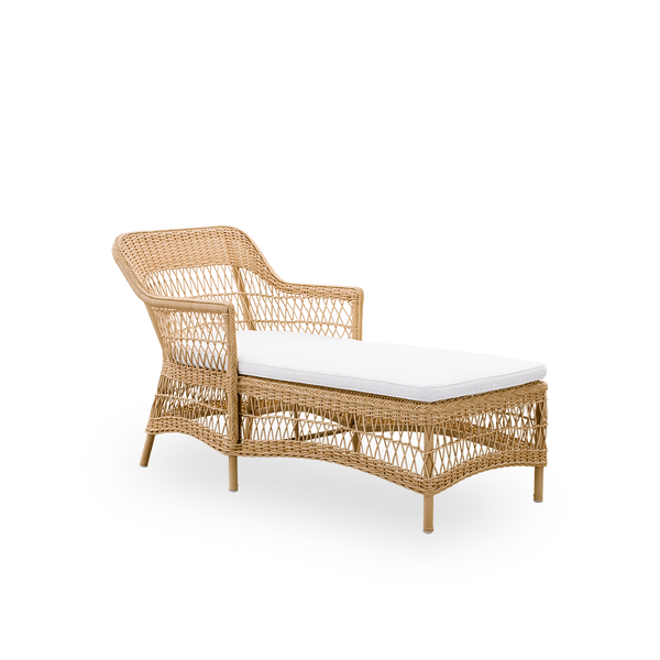 Seitenansicht der Olivia Outdoor-Chaiselounge in Natural-Farbe. Aluminiumrahmen vollständig mit ArtFibre geflochten. Romantischer Look, inspiriert vom britischen Kolonialstil.