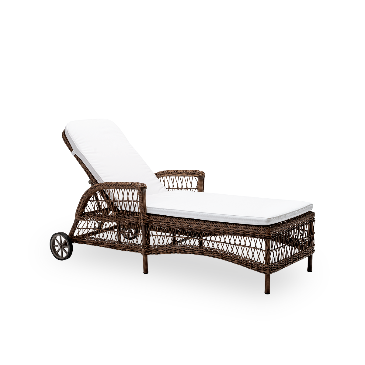 Seitenansicht der Daisy Outdoor-Sonnenliege mit Sitzkissen, aus braunem ArtFibre und Aluminium. Aus der Georgia Garden Kollektion von Sika-Design, inspiriert vom britischen Kolonialstil und klassischen dänischen Flechtmöbeln.