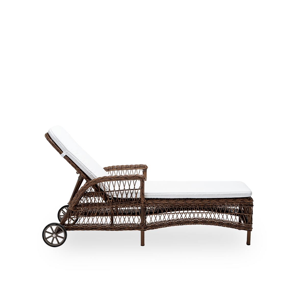 Einfache Seitenansicht der Daisy Outdoor-Sonnenliege mit Sitzkissen, aus braunem ArtFibre und Aluminium. Aus der Georgia Garden Kollektion von Sika-Design, inspiriert vom britischen Kolonialstil und klassischen dänischen Flechtmöbeln.