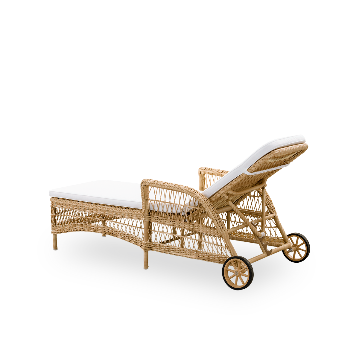 Rückansicht der Daisy-Sonnenliege in der Farbe Natur. Vollständig geflochtene Sonnenliege mit verstellbarer Rückenlehne und Rädern, inspiriert vom britischen Kolonialstil. Aluminiumrahmen mit ArtFibre umflochten.