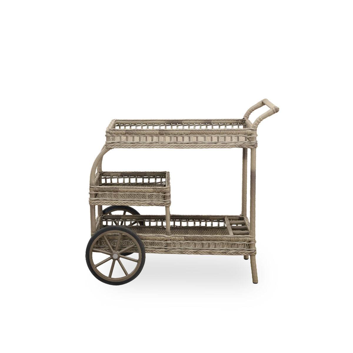 Ansicht des James Outdoor-Barwagens in der Farbe Antique Grey, handgefertigt aus ArtFibre auf einem handgebogenen Aluminiumrahmen mit kunstvollen Flechtmustern und zwei Rädern für einfache Mobilität.