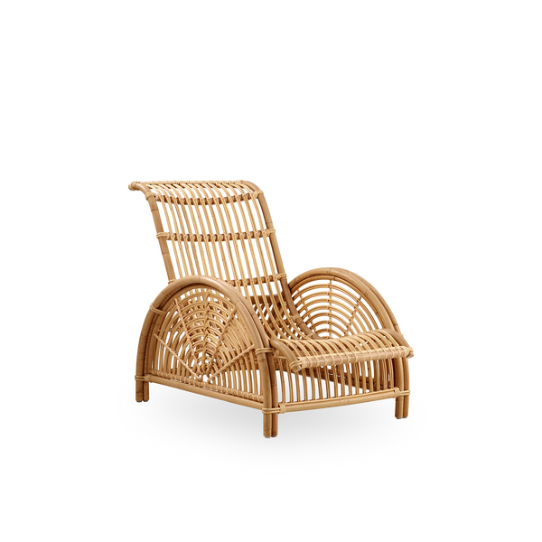 Seitenansicht des Paris Loungesessels, ikonisches Design von Arne Jacobsen. Handgefertigt aus hochwertigem Rattan.