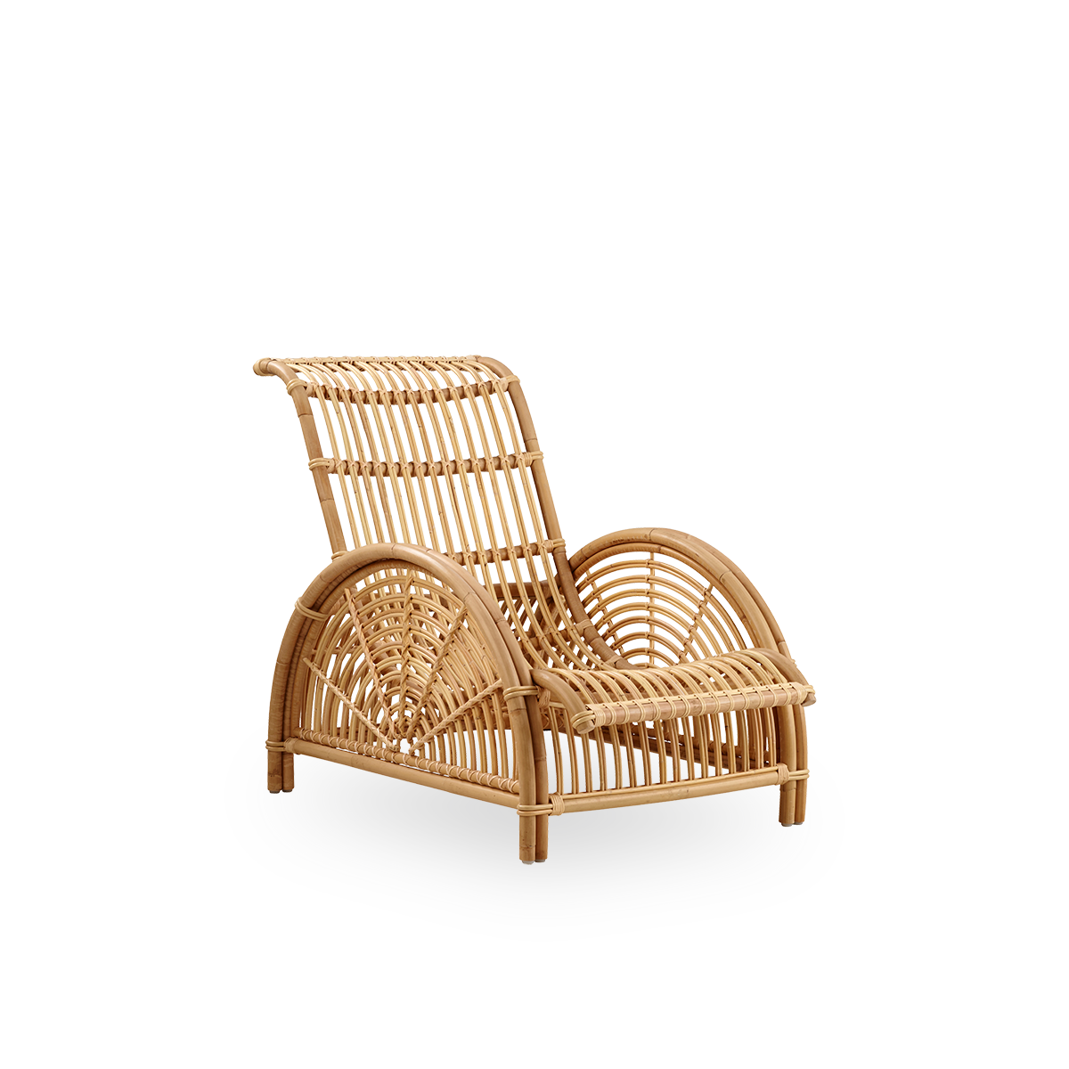 Seitenansicht des Paris Loungesessels, ikonisches Design von Arne Jacobsen. Handgefertigt aus hochwertigem Rattan.