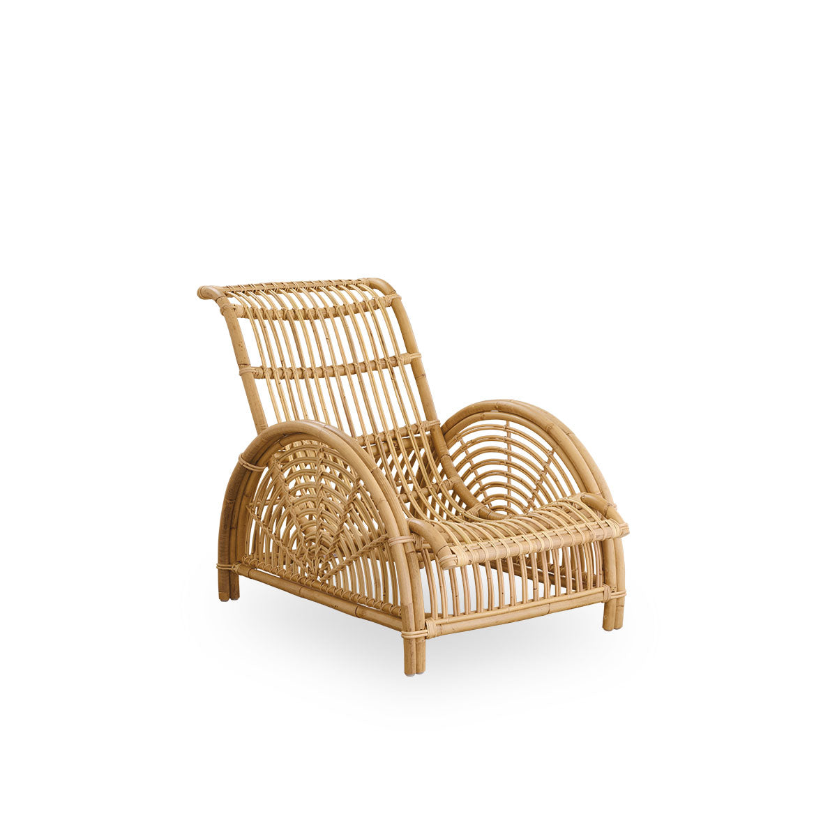 Seitenansicht des Paris Loungesessels, ikonisches Design von Arne Jacobsen. Handgefertigt aus hochwertigem Rattan.