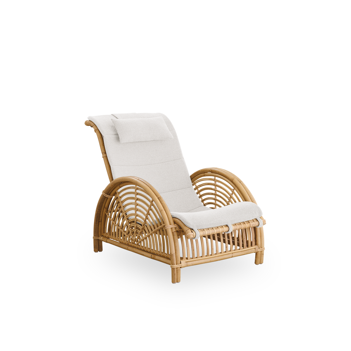 Seitenansicht des Paris Loungesessels, ikonisches Design von Arne Jacobsen. Handgefertigt aus hochwertigem Rattan.