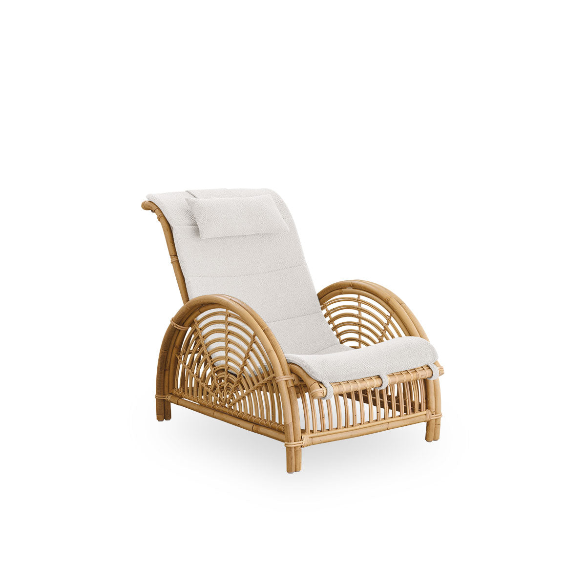 Seitenansicht des Paris Loungesessels, ikonisches Design von Arne Jacobsen. Handgefertigt aus hochwertigem Rattan.