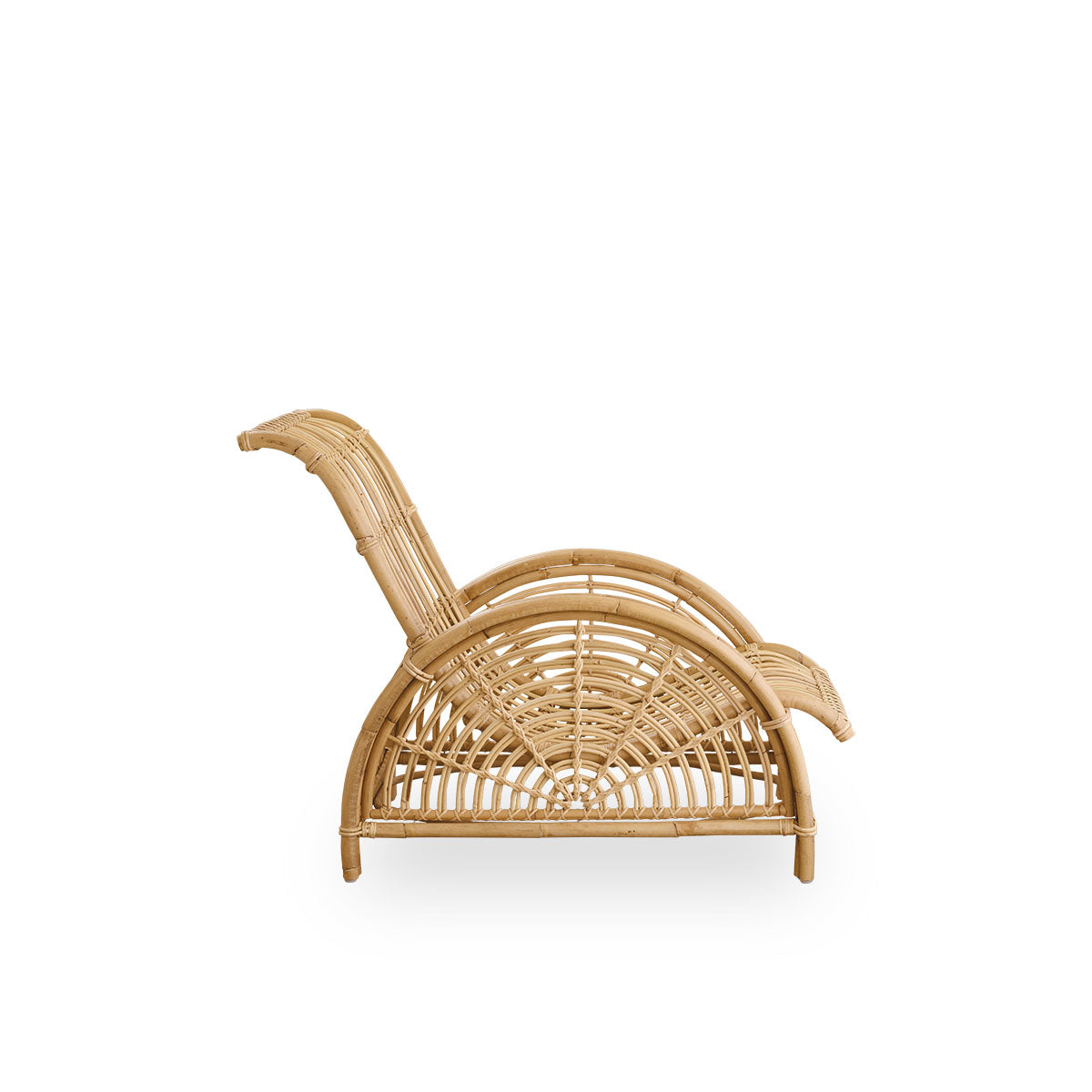 Seitenansicht des Paris Lounge Chairs, ikonisches Design von Arne Jacobsen. Handgefertigt aus hochwertigem Rattan.