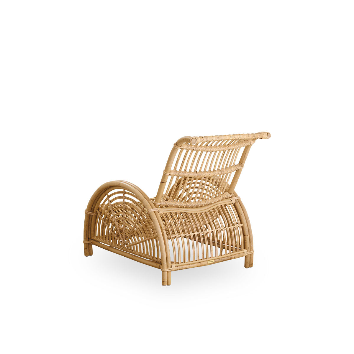Rückansicht des Paris Loungesessels, ikonisches Design von Arne Jacobsen.
Handgefertigt aus hochwertigem Rattan.