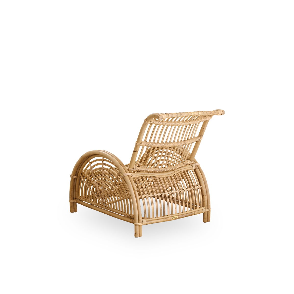 Rückansicht des Paris Loungesessels, ikonisches Design von Arne Jacobsen.
Handgefertigt aus hochwertigem Rattan.