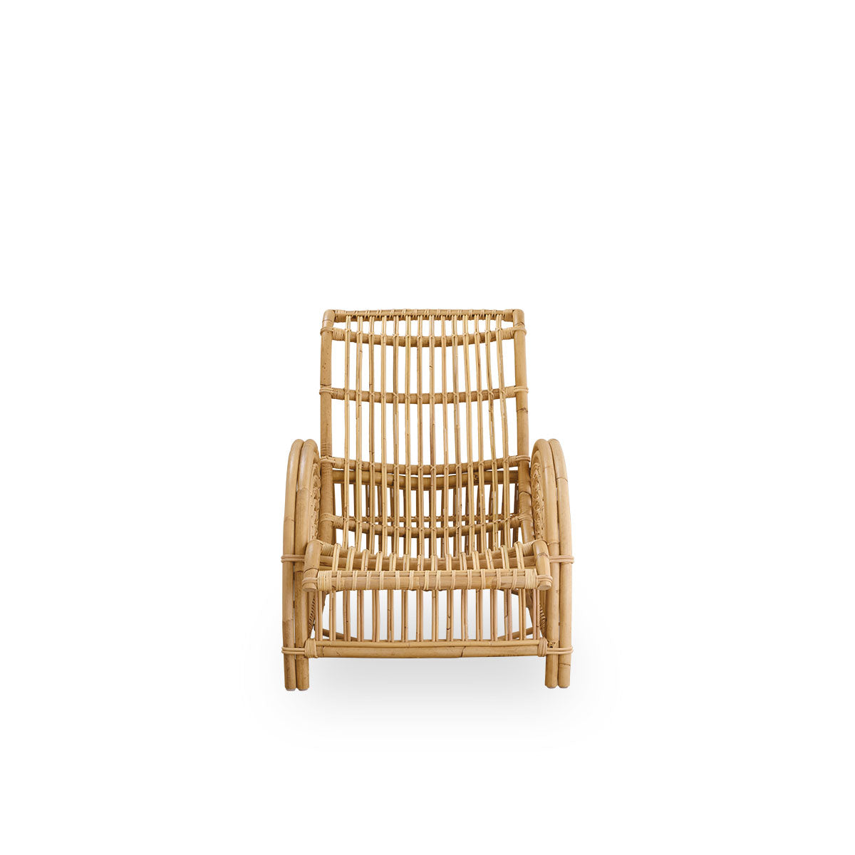 Vorderansicht des Paris Loungestuhls, ikonisches Design von Arne Jacobsen.
Handgefertigt aus hochwertigem Rattan.