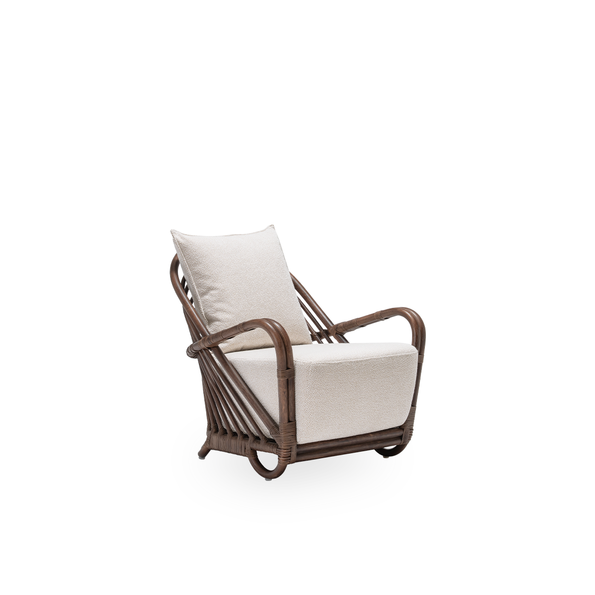 Seitenansicht des Charlottenborg Loungesessels mit Sitz- und Rückenkissen, aus braunem Rattan. 1936 von Arne Jacobsen entworfen und Teil der ICONS-Kollektion von Sika-Design mit neu aufgelegten Designmöbeln.