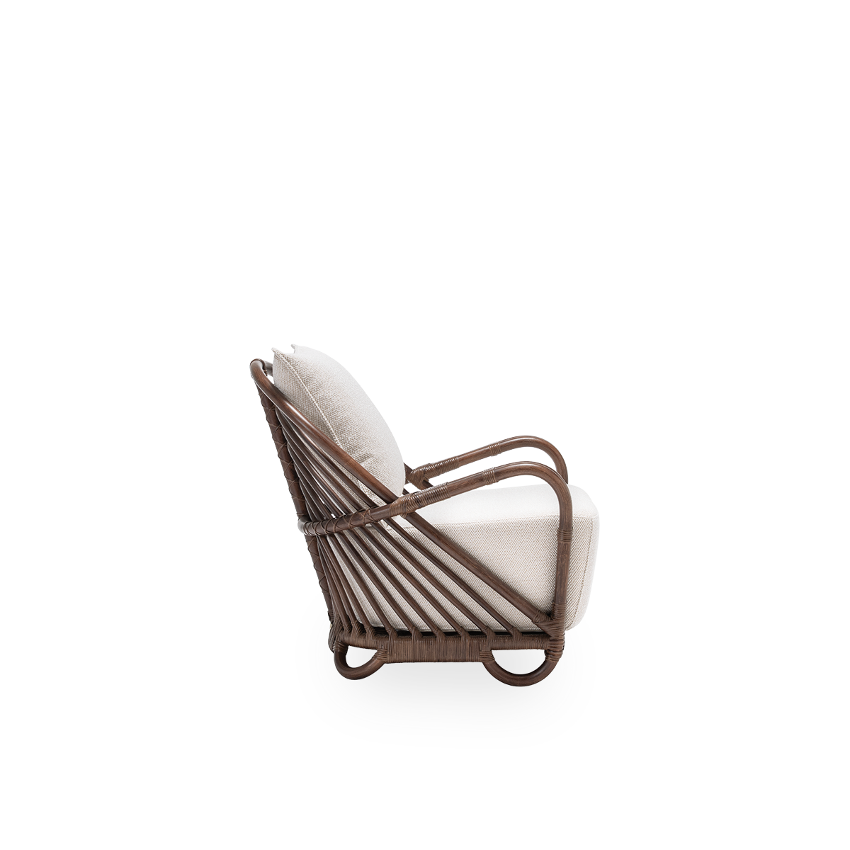 Einfache Seitenansicht des Charlottenborg Loungesessels mit Sitz- und Rückenkissen, aus braunem Rattan. 1936 von Arne Jacobsen entworfen und Teil der ICONS-Kollektion von Sika-Design mit neu aufgelegten Designmöbeln.
