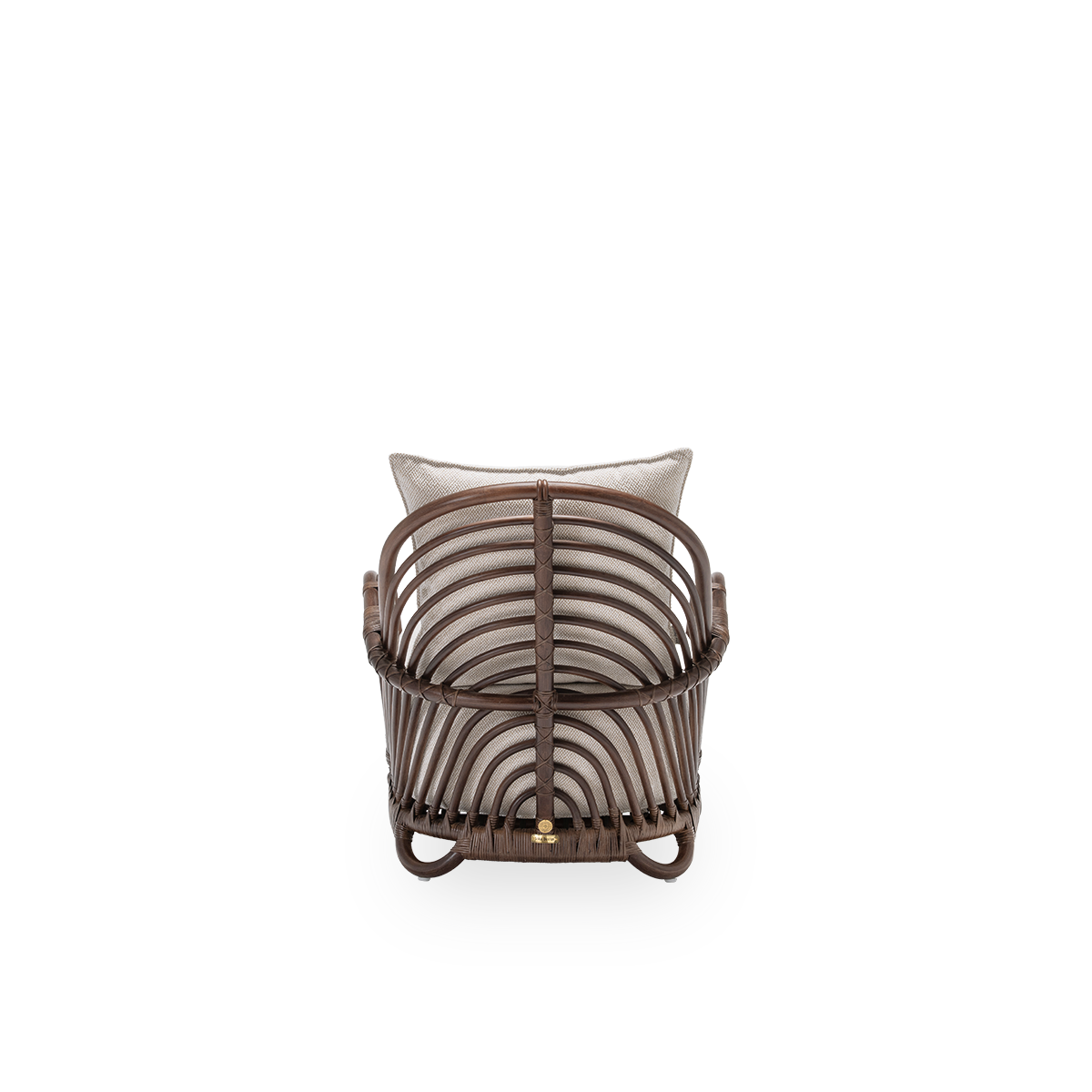 Einfache Rückansicht des Charlottenborg Loungesessels mit Sitz- und Rückenkissen, aus braunem Rattan. 1936 von Arne Jacobsen entworfen und Teil der ICONS-Kollektion von Sika-Design mit neu aufgelegten Designmöbeln.