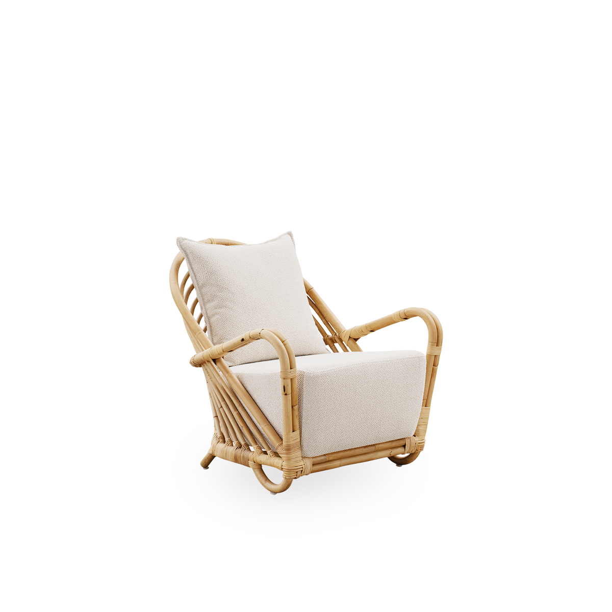 Seitenansicht des Charlottenborg Lounge-Stuhls aus poliertem Natur-Rattan, entworfen von Arne Jacobsen. Der Stuhl verfügt über eine gebogene Rückenlehne und in die Basis integrierte Armlehnen, handgefertigt aus hochwertigem indonesischem Rattan.