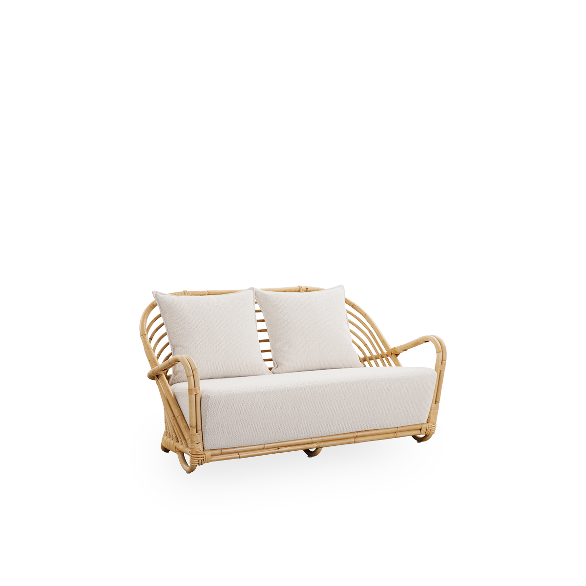 Seitenansicht des Charlottenborg 2-Sitzer-Sofas aus poliertem Natur-Rattan, entworfen von Arne Jacobsen. Das Sofa verfügt über eine gebogene Rückenlehne und in die Basis integrierte Armlehnen, handgefertigt aus hochwertigem indonesischem Rattan.