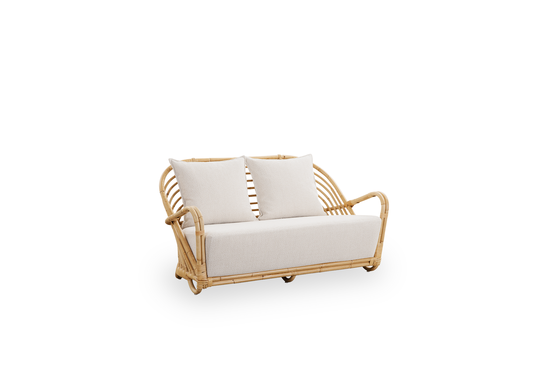 Seitenansicht des Charlottenborg 2-Sitzer-Sofas aus poliertem Natur-Rattan, entworfen von Arne Jacobsen. Das Sofa verfügt über eine gebogene Rückenlehne und in die Basis integrierte Armlehnen, handgefertigt aus hochwertigem indonesischem Rattan.