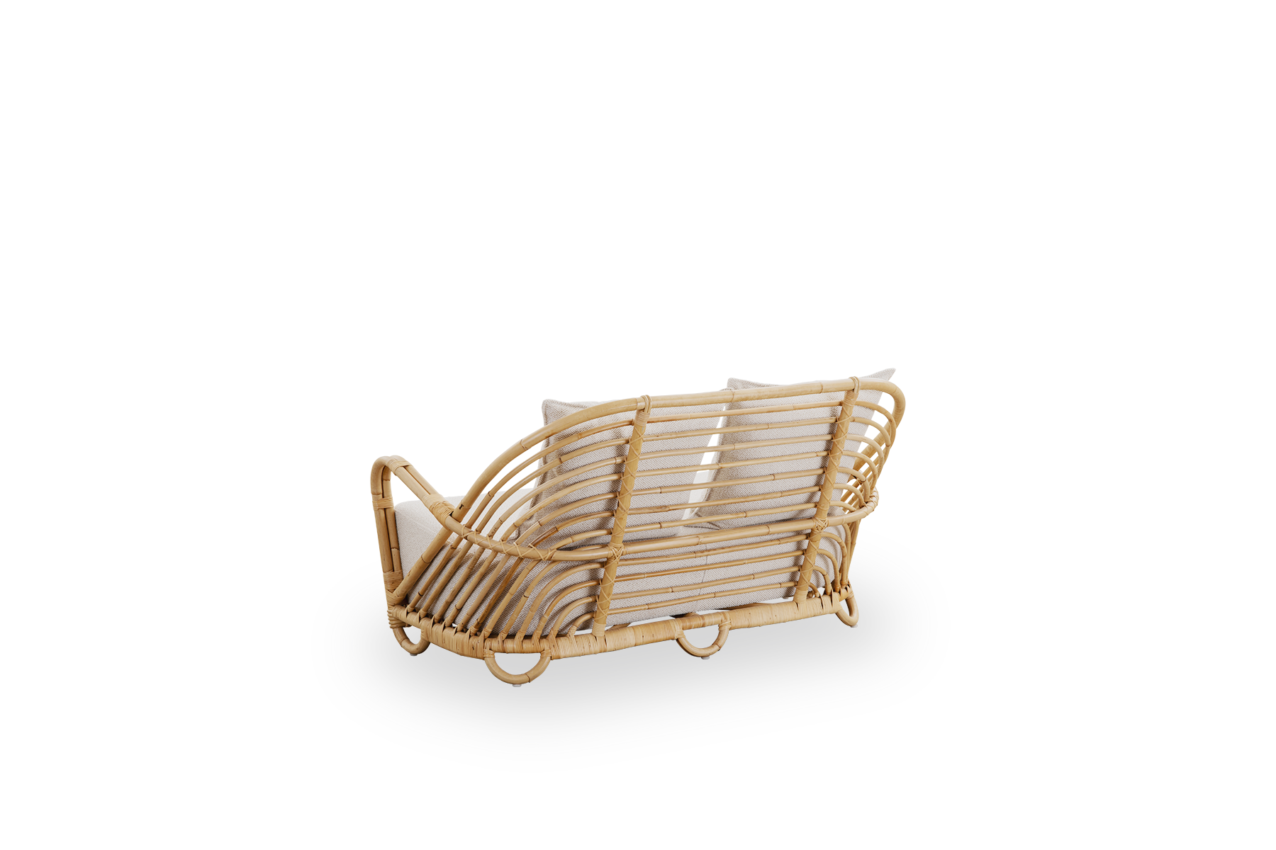 Rückseiten-Seitenansicht des Charlottenborg 2-Sitzer Sofas aus poliertem Natur-Rattan, entworfen von Arne Jacobsen. Das Sofa verfügt über eine geschwungene Rückenlehne und integrierte Armlehnen, handgefertigt aus hochwertigem indonesischem Rattan.