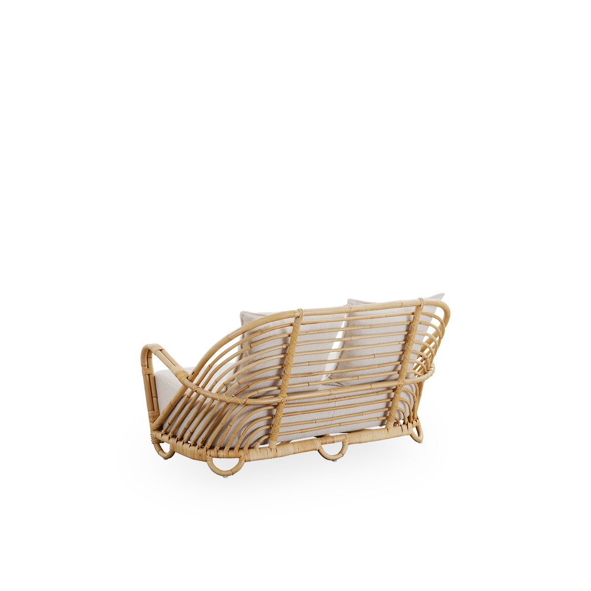 Rückseiten-Seitenansicht des Charlottenborg 2-Sitzer Sofas aus poliertem Natur-Rattan, entworfen von Arne Jacobsen. Das Sofa verfügt über eine geschwungene Rückenlehne und integrierte Armlehnen, handgefertigt aus hochwertigem indonesischem Rattan.