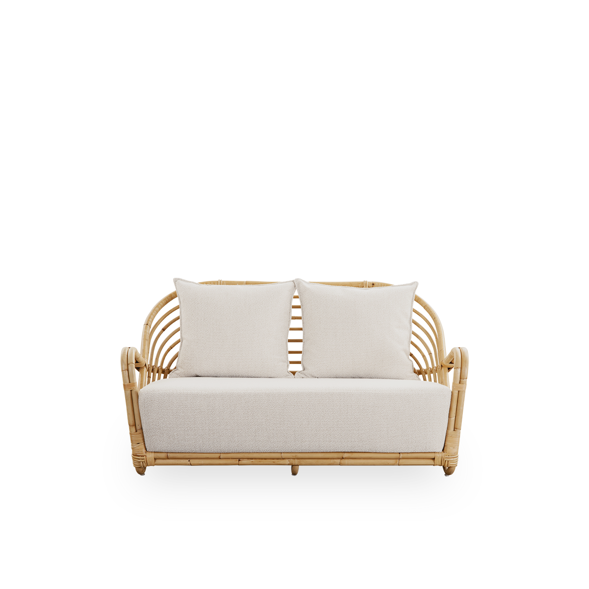 Vorderansicht des Charlottenborg 2-Sitzer-Sofas aus poliertem naturfarbenem Rattan, entworfen von Arne Jacobsen. Das Sofa verfügt über eine geschwungene Rückenlehne und Armlehnen, die in die Basis integriert sind, handgefertigt aus hochwertigem indonesisc