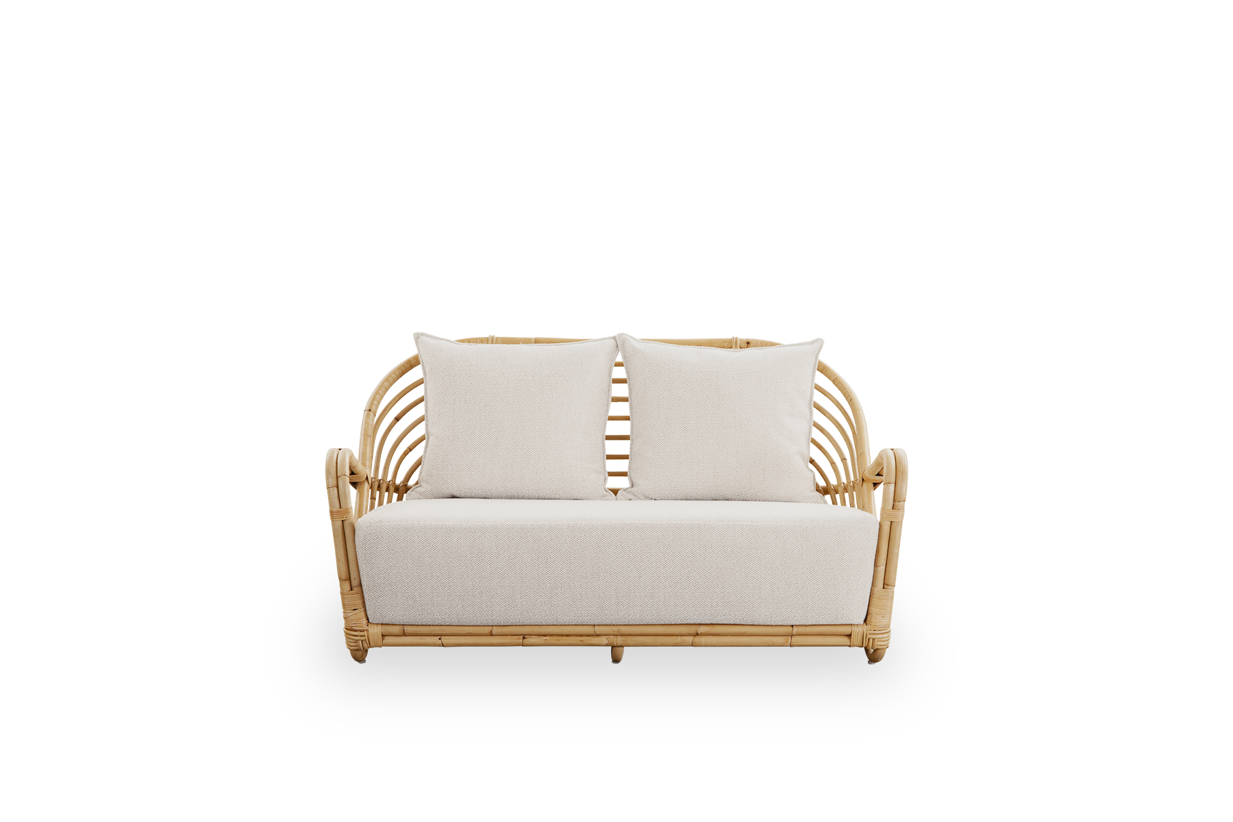 Vorderansicht des Charlottenborg 2-Sitzer-Sofas aus poliertem naturfarbenem Rattan, entworfen von Arne Jacobsen. Das Sofa verfügt über eine geschwungene Rückenlehne und Armlehnen, die in die Basis integriert sind, handgefertigt aus hochwertigem indonesisc