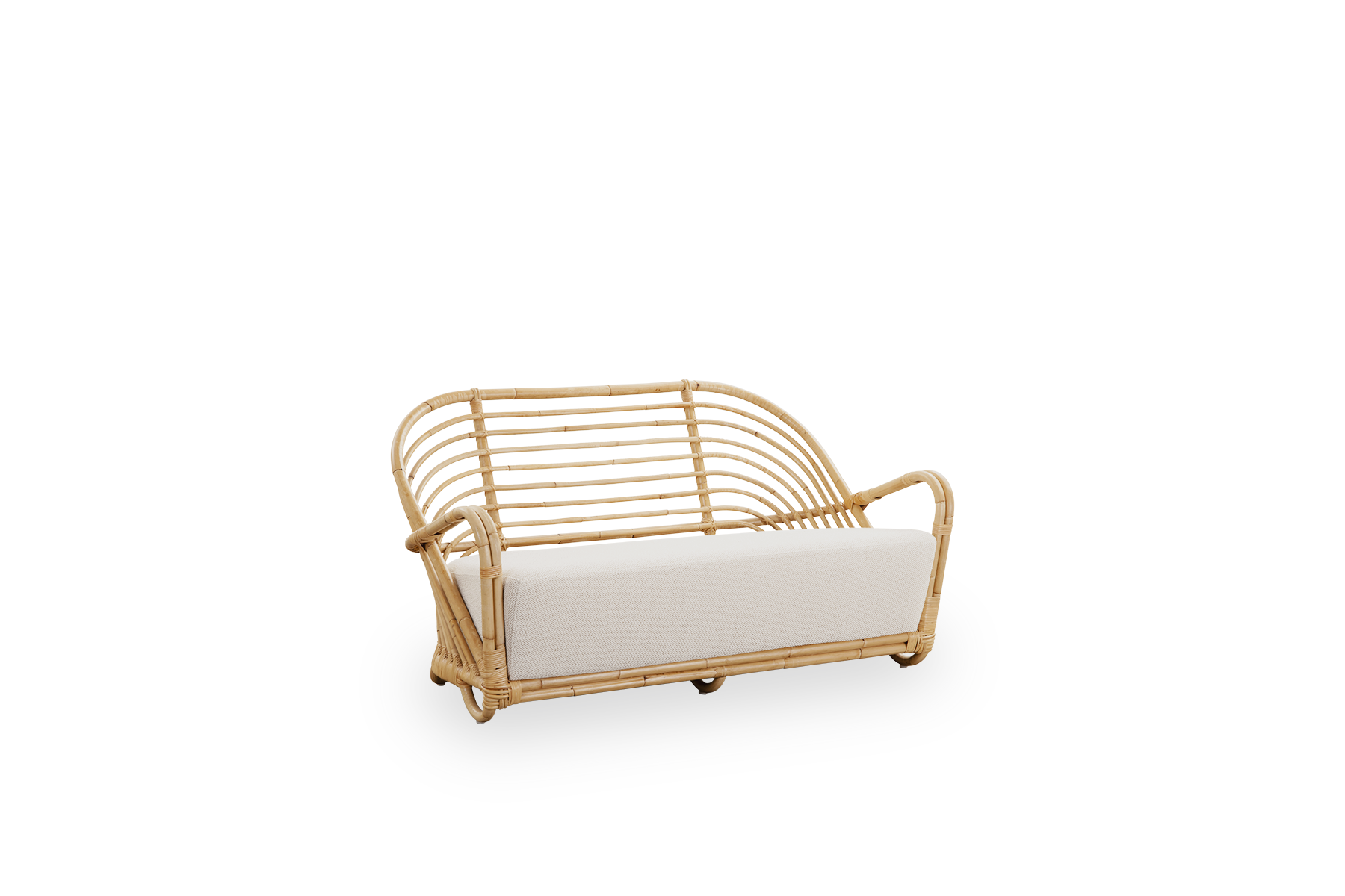 Seitenansicht des Charlottenborg 2-Sitzer-Sofas aus poliertem Natur-Rattan, entworfen von Arne Jacobsen. Das Sofa verfügt über eine gebogene Rückenlehne und in die Basis integrierte Armlehnen, handgefertigt aus hochwertigem indonesischem Rattan.