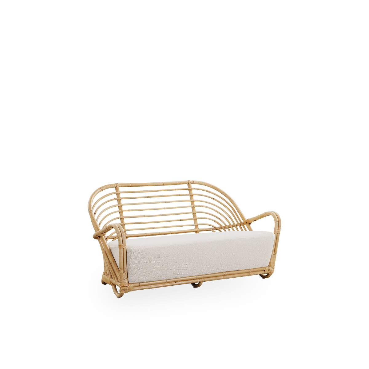 Seitenansicht des Charlottenborg 2-Sitzer-Sofas aus poliertem Natur-Rattan, entworfen von Arne Jacobsen. Das Sofa verfügt über eine gebogene Rückenlehne und in die Basis integrierte Armlehnen, handgefertigt aus hochwertigem indonesischem Rattan.