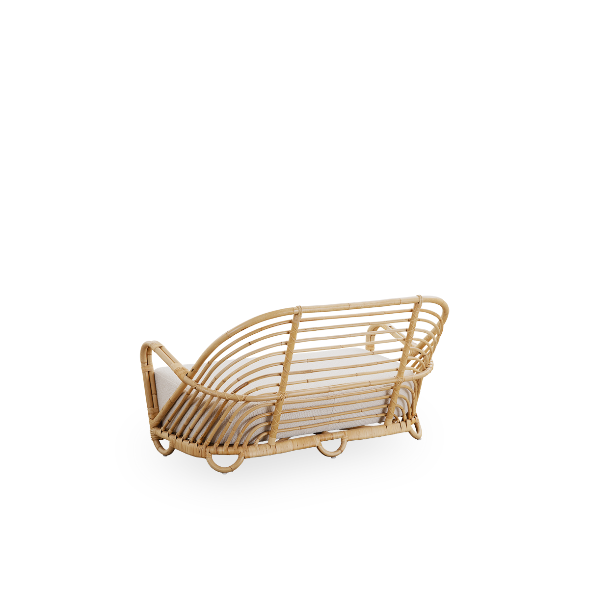 Rückseiten-Seitenansicht des Charlottenborg 2-Sitzer Sofas aus poliertem Natur-Rattan, entworfen von Arne Jacobsen. Das Sofa verfügt über eine geschwungene Rückenlehne und integrierte Armlehnen, handgefertigt aus hochwertigem indonesischem Rattan.
