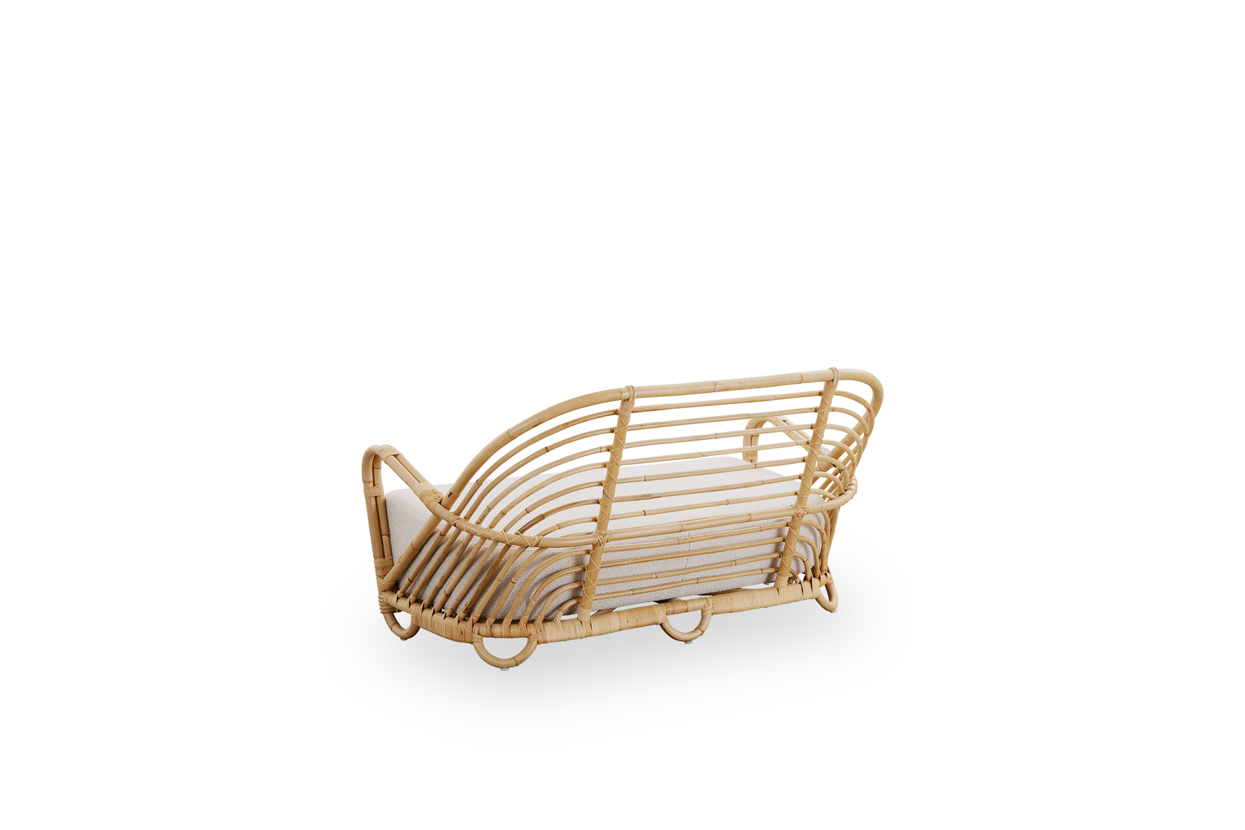 Rückseiten-Seitenansicht des Charlottenborg 2-Sitzer Sofas aus poliertem Natur-Rattan, entworfen von Arne Jacobsen. Das Sofa verfügt über eine geschwungene Rückenlehne und integrierte Armlehnen, handgefertigt aus hochwertigem indonesischem Rattan.