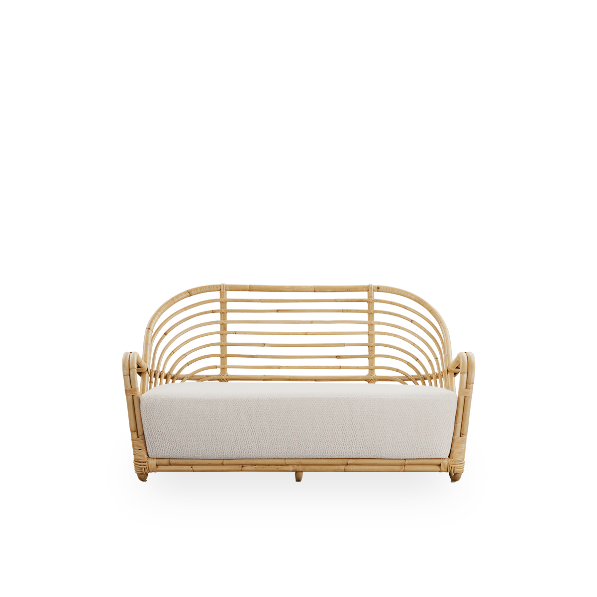 Vorderansicht des Charlottenborg 2-Sitzer-Sofas aus poliertem naturfarbenem Rattan, entworfen von Arne Jacobsen. Das Sofa verfügt über eine geschwungene Rückenlehne und Armlehnen, die in die Basis integriert sind, handgefertigt aus hochwertigem indonesisc