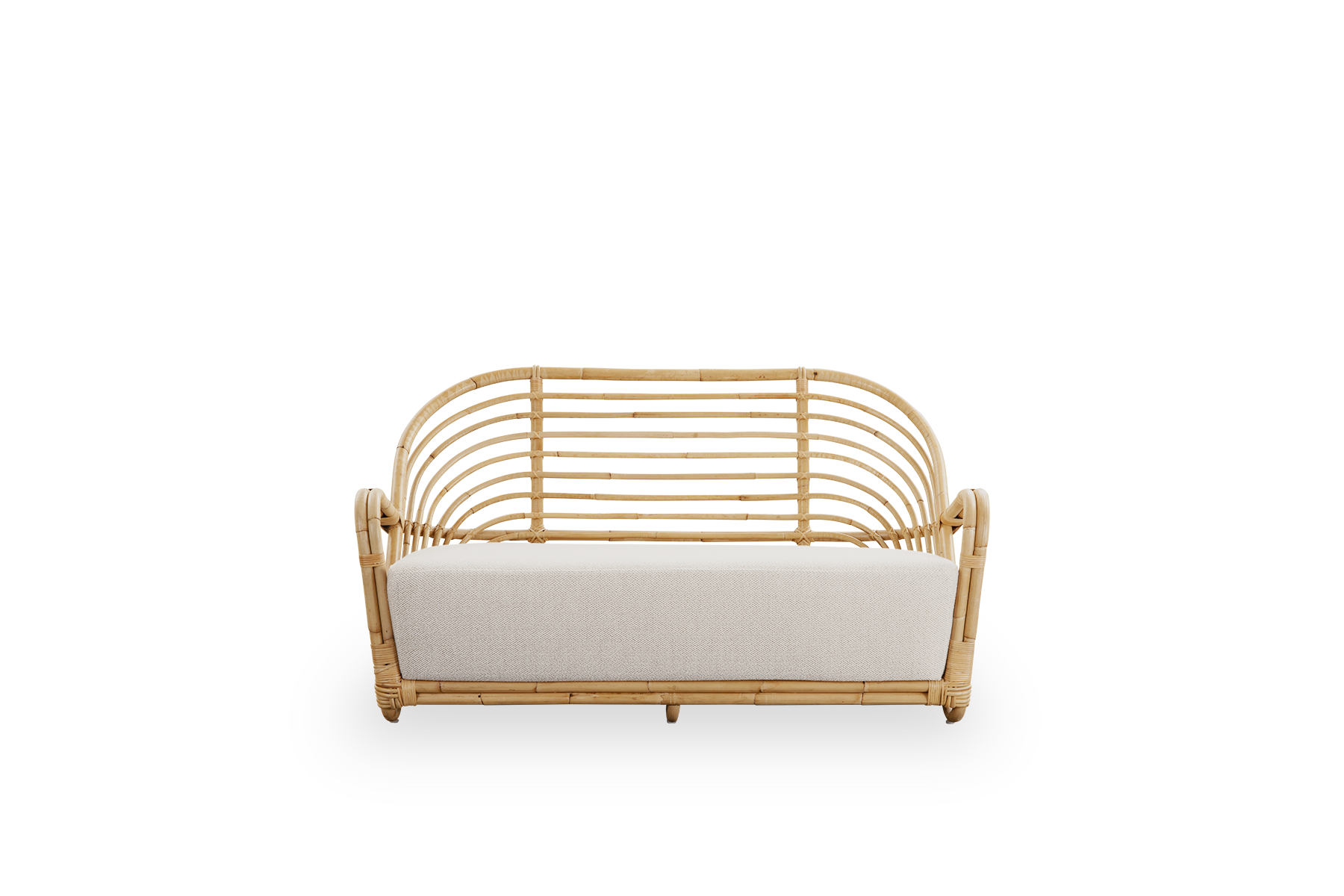 Vorderansicht des Charlottenborg 2-Sitzer-Sofas aus poliertem naturfarbenem Rattan, entworfen von Arne Jacobsen. Das Sofa verfügt über eine geschwungene Rückenlehne und Armlehnen, die in die Basis integriert sind, handgefertigt aus hochwertigem indonesisc