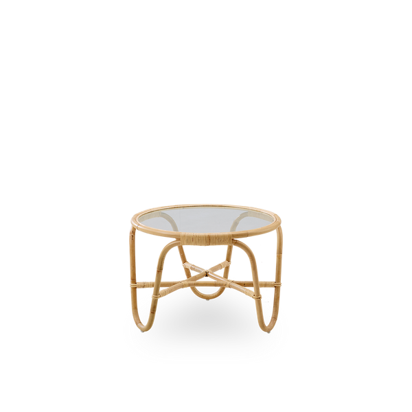 Seitenansicht des Charlottenborg Couchtisches, entworfen von Arne Jacobsen, ein runder Rattan-Couchtisch mit integriertem Glasdeckel, handgefertigt aus hochwertigem indonesischem Rattan.