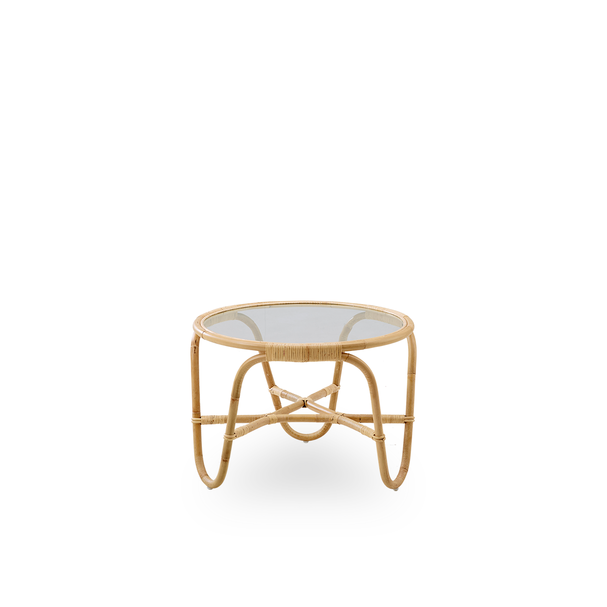 Seitenansicht des Charlottenborg Couchtisches, entworfen von Arne Jacobsen, ein runder Rattan-Couchtisch mit integriertem Glasdeckel, handgefertigt aus hochwertigem indonesischem Rattan.